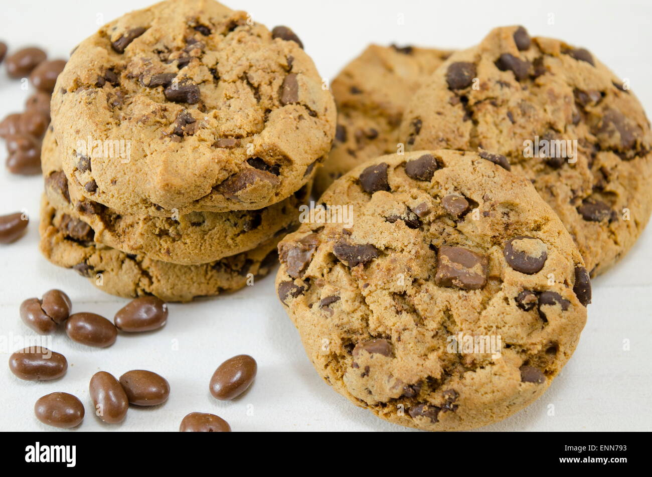 Cookies aux pépites de chocolat on white Banque D'Images