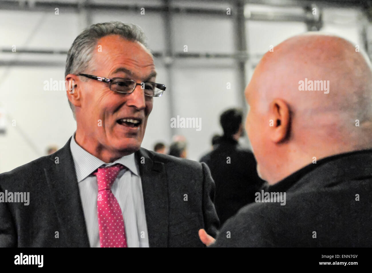 Du Sinn Fein Gerry Kelly parle à Danny Morrison à une élection count centre. Banque D'Images