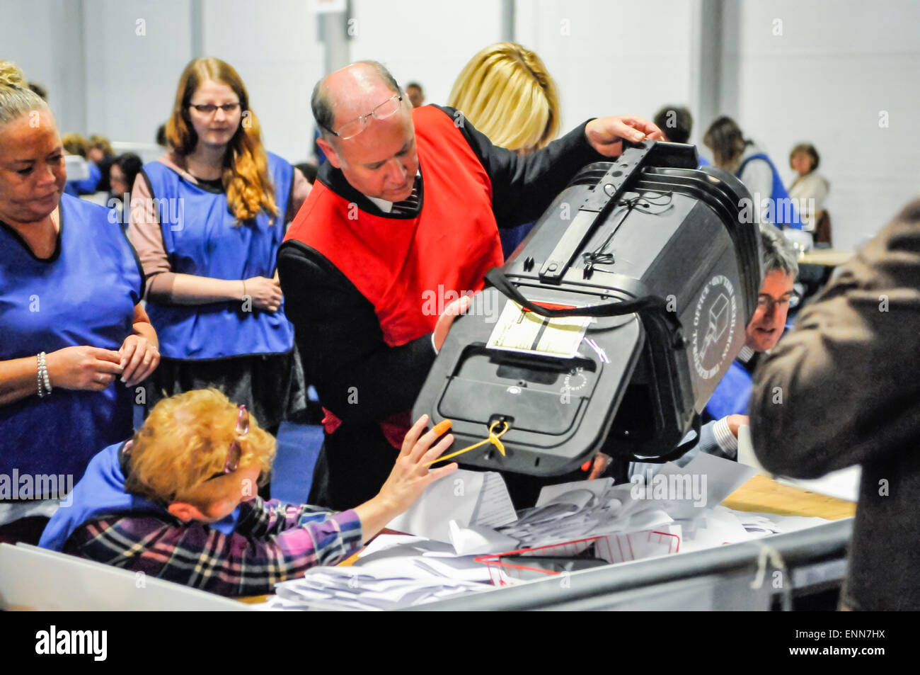 L'urne est ouverte et les bulletins de vote déposés pour compter lors d'une élection générale au Royaume-Uni Banque D'Images