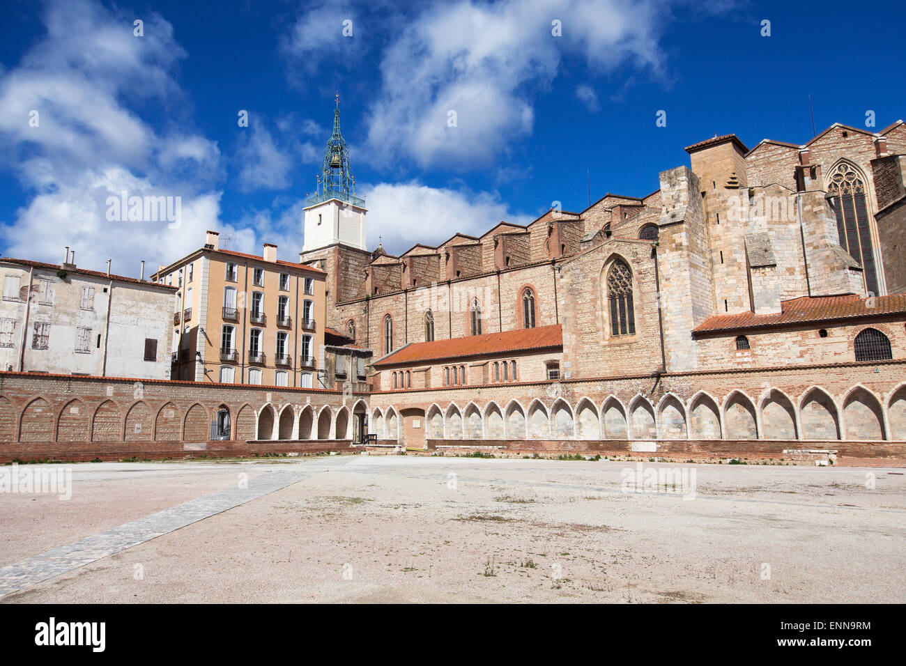 Campo Santo et cathédrale de Perpignan, Languedoc-Roussillon, France. Banque D'Images Campo Santo et cathédrale de Perpignan, Languedoc-Roussillon, France. Banque D'Images