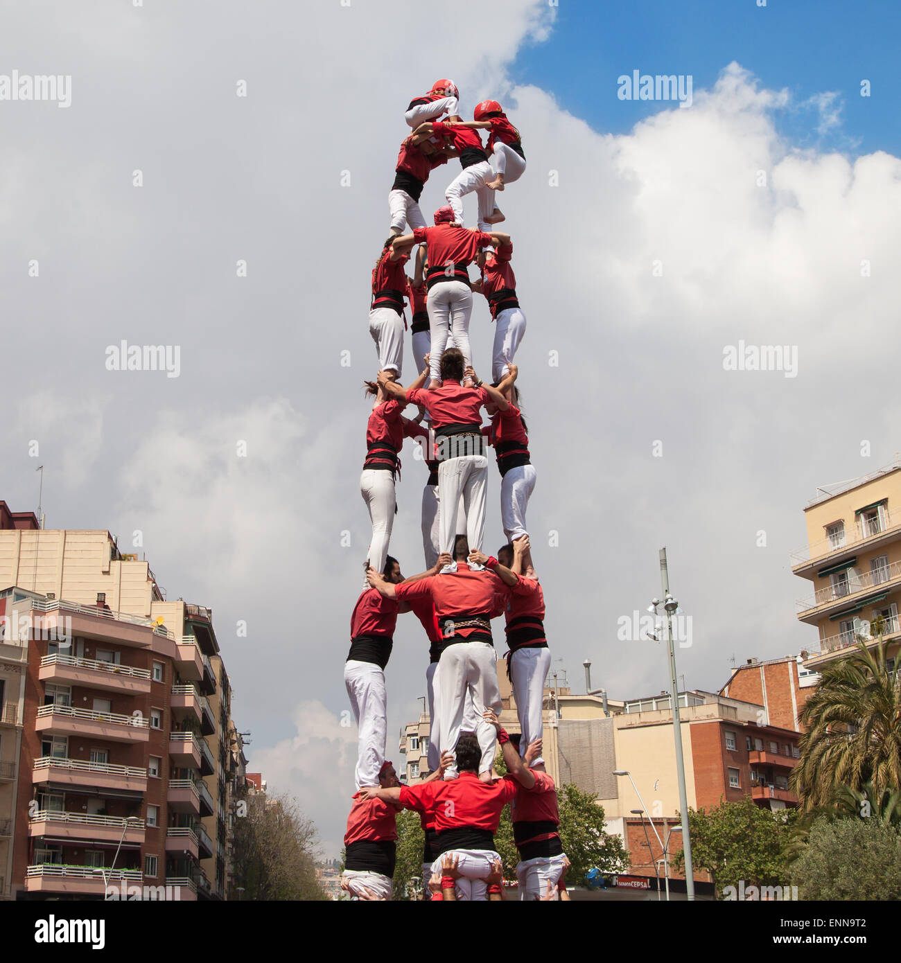 Team Nens del Vendrell formant une pyramide humaine au cours de la Festa Major de la Sagrada Familia en 2015. Banque D'Images