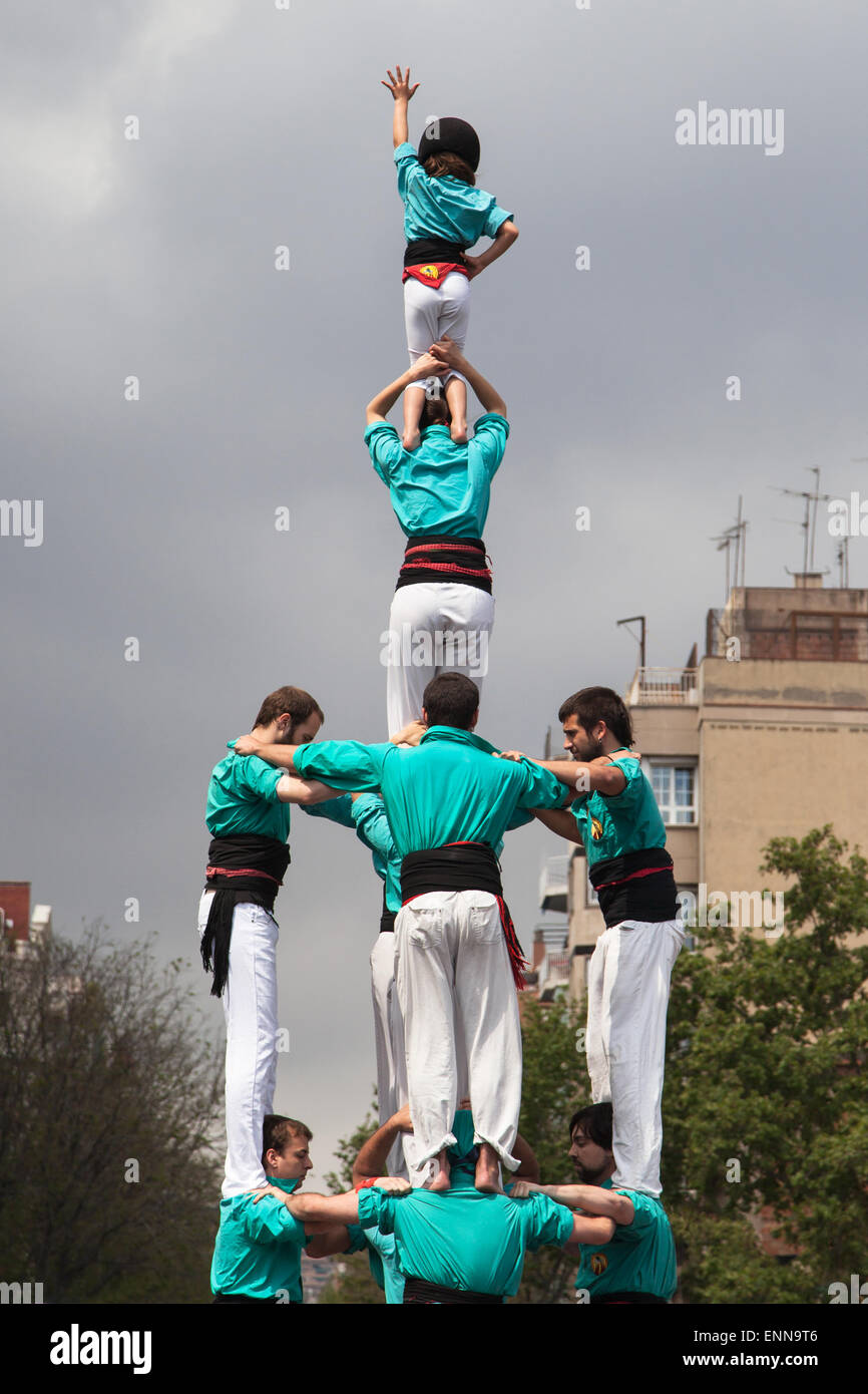 Castellers de la Sagrada Familia formant un pilier humain au cours de la Festa Major de la Sagrada Familia en 2015. Banque D'Images