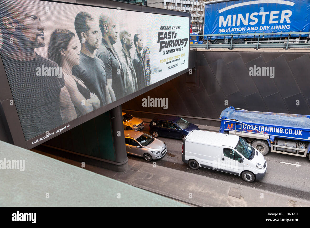 L'ironie. Rapide et furieux publicité véhicules ci-dessus à l'arrêt. Ville embouteillage, London, England, UK Banque D'Images