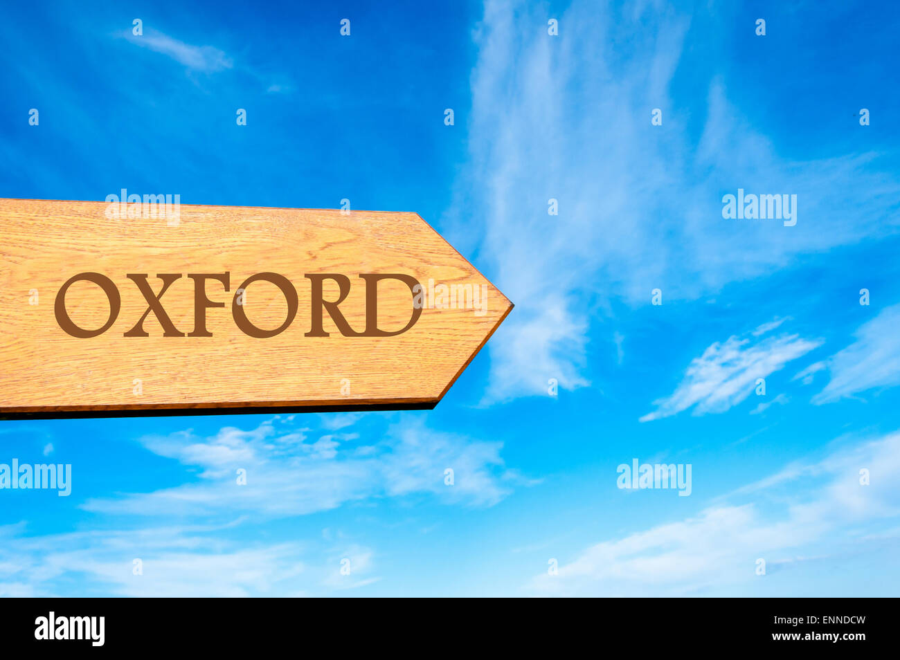 Flèche en bois panneau indiquant la destination Oxford, Angleterre contre ciel bleu clair avec copie espace disponible. Destination Voyage conceptual image Banque D'Images