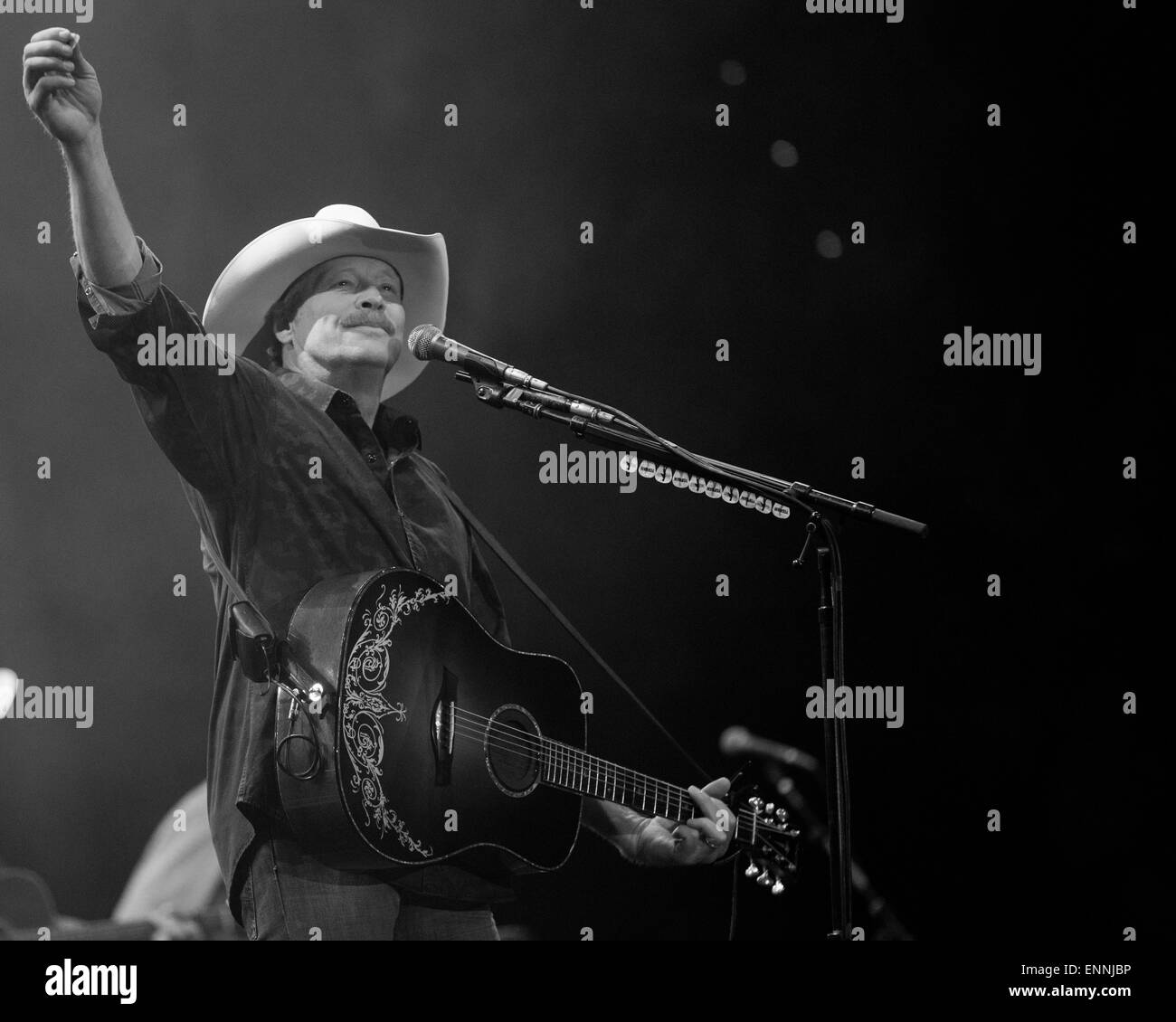 Green Bay, Wisconsin, USA. 8 mai, 2015. Musicien Country ALAN JACKSON il se produit avec son groupe au cours de son 25e anniversaire à l'Resch Center à Green Bay, Wisconsin Crédit : Daniel DeSlover/ZUMA/Alamy Fil Live News Banque D'Images