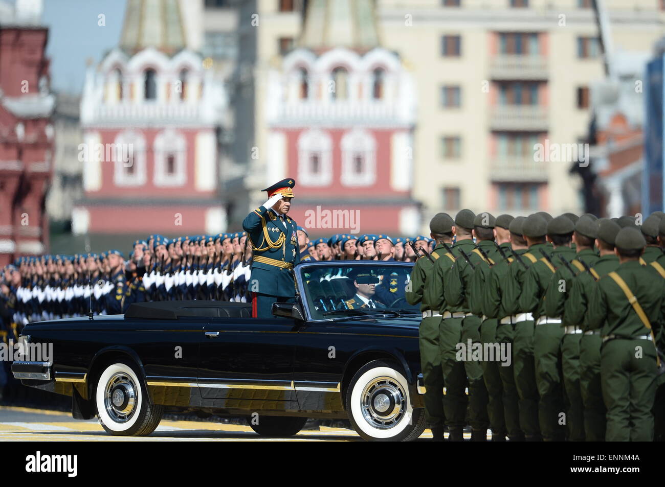 Moscou, Russie. 9 mai, 2015. Sergei Shoigu, Ministre de la défense de la Fédération de Russie, passe les troupes lors d'un défilé militaire marquant le 70e anniversaire de la victoire de la Grande Guerre Patriotique à Moscou, Russie, le 9 mai 2015. Credit : Jia Yuchen/Xinhua/Alamy Live News Banque D'Images