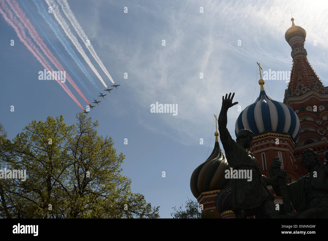 Moscou, Russie. 9 mai, 2015. Un vol acrobatique team vole au-dessus de la Place Rouge pendant le défilé militaire marquant le 70ème anniversaire de la victoire dans la Grande guerre patriotique, à Moscou, Russie, le 9 mai 2015. Credit : Jia Yuchen/Xinhua/Alamy Live News Banque D'Images