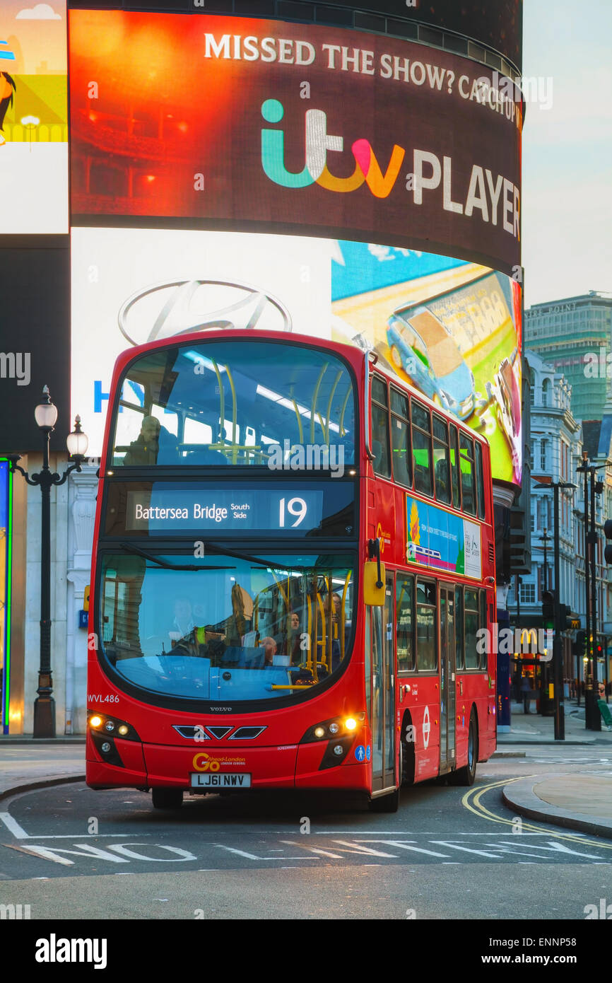 Londres - le 12 avril : Piccadilly Circus sortie avec le bus à impériale rouge le 12 avril 2015 à Londres, au Royaume-Uni. Banque D'Images