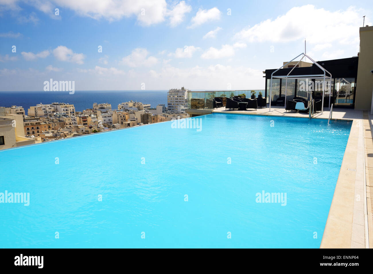 La piscine sur le toit du bâtiment de l'hôtel de luxe, Malte Banque D'Images