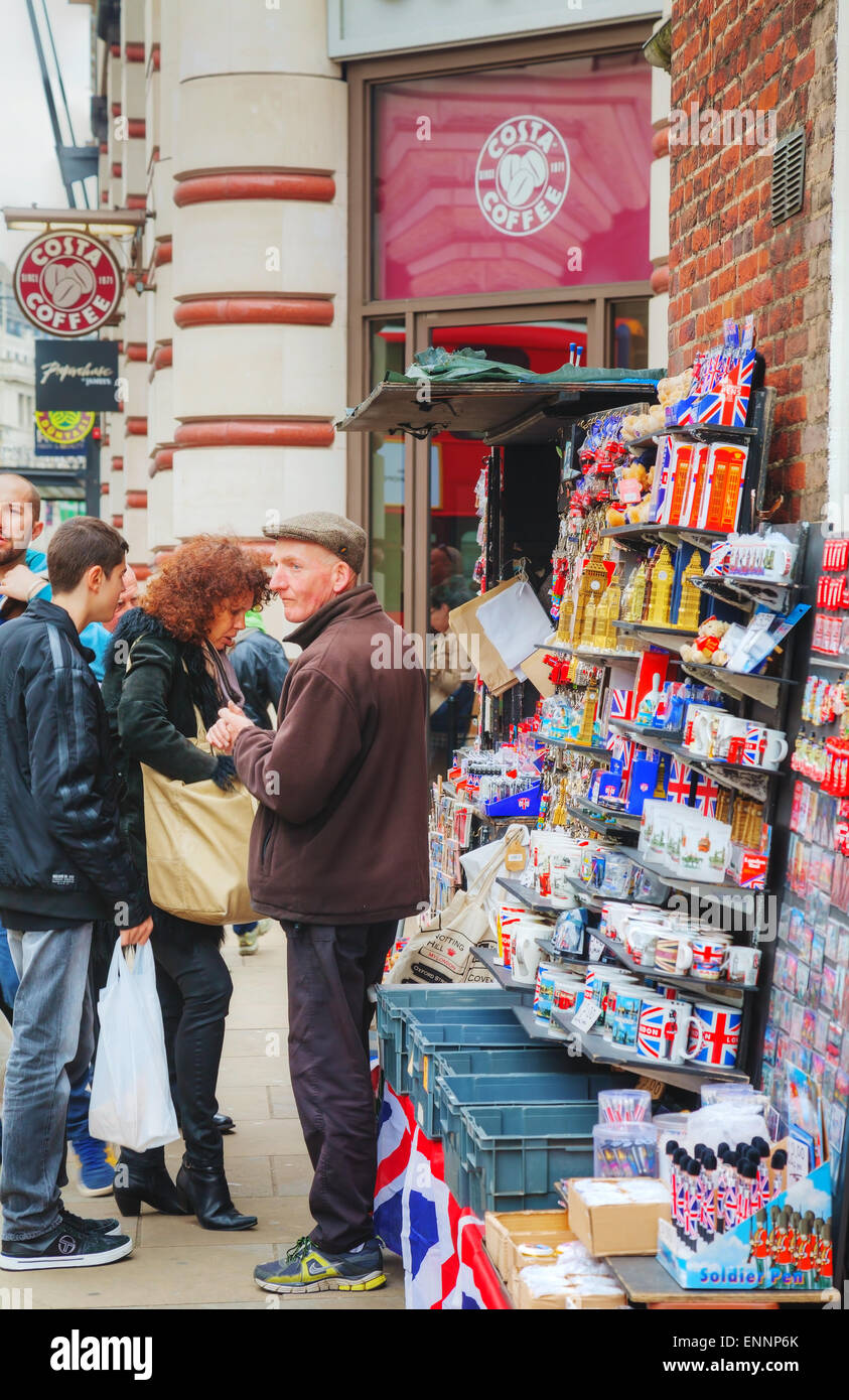 Londres - 13 avril : Street boutique de souvenirs avec les touristes le 13 avril 2015 à Londres, au Royaume-Uni. Londres est un centre populaire pour le tourisme. Banque D'Images