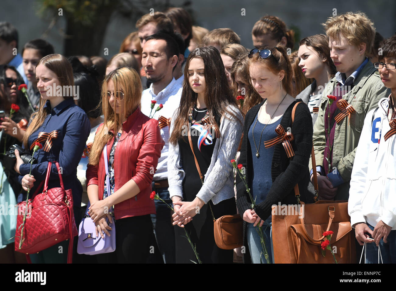 Shenyang, province de Liaoning en Chine. 9 mai, 2015. Les gens restent debout en silence au cours d'une cérémonie pour commémorer le 70e anniversaire de la victoire de la guerre mondiale, à l'Anti-Fascism soviétique Martyrs' Park à Shenyang, capitale de la province du Liaoning en Chine du nord-est, le 9 mai 2015. Source : Xinhua/Yulong Pan/Alamy Live News Banque D'Images