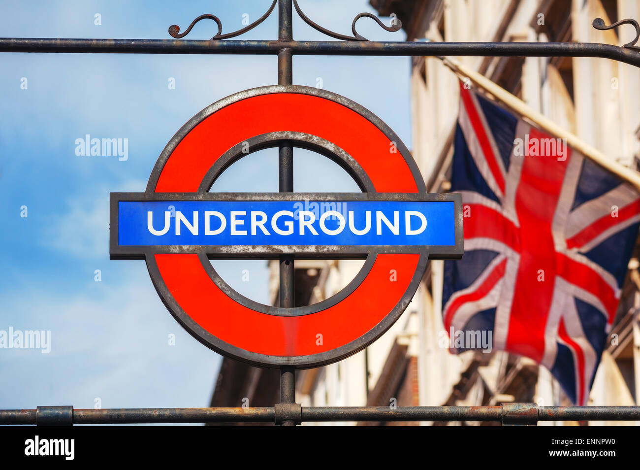 Londres - le 12 avril : London Underground sign le 12 avril 2015 à Londres, au Royaume-Uni. Le système dessert 270 stations. Banque D'Images