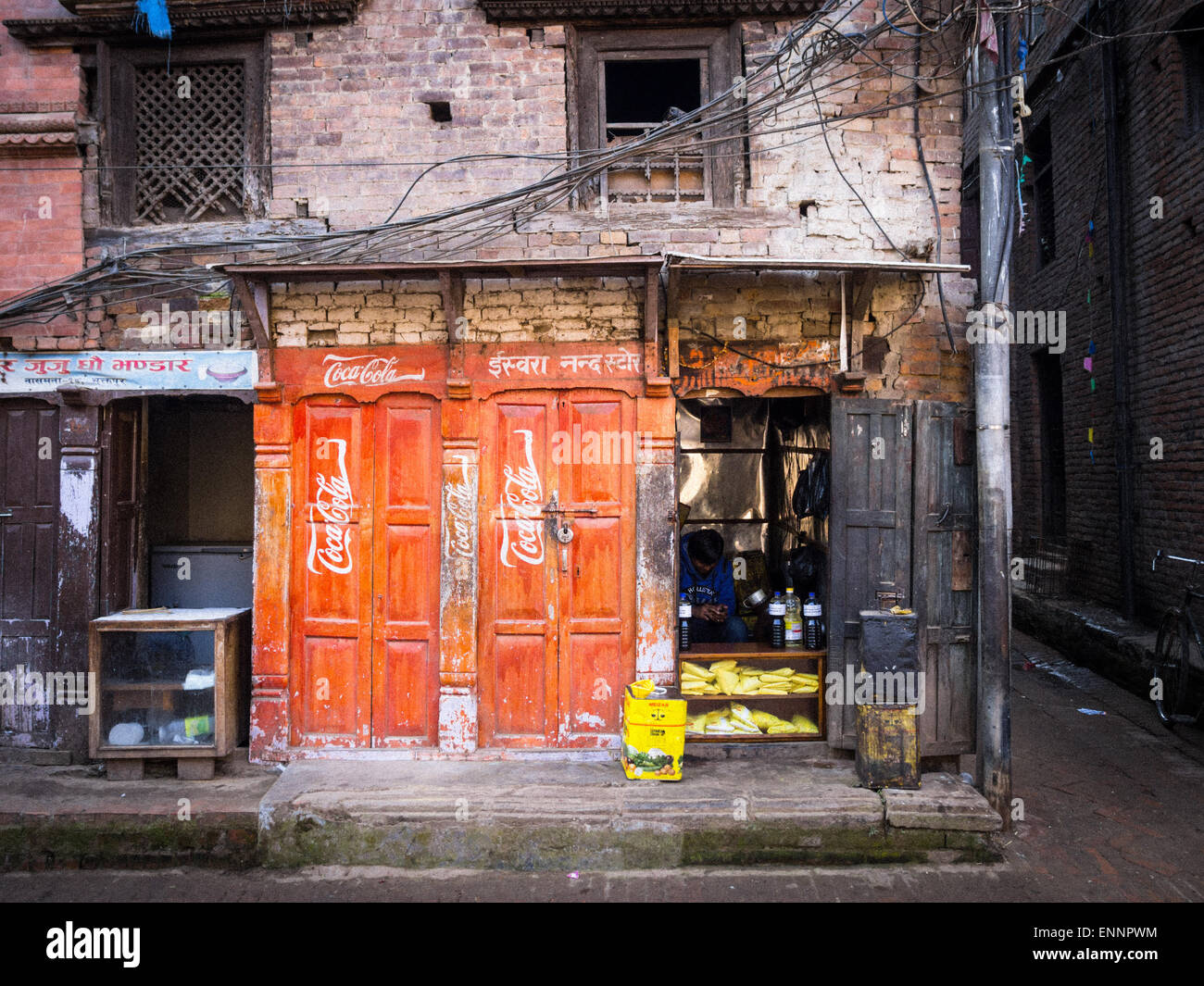 Petit magasin général typique dans le vieux bâtiment en brique rouge Newari dans Bhaktapur, Népal Banque D'Images