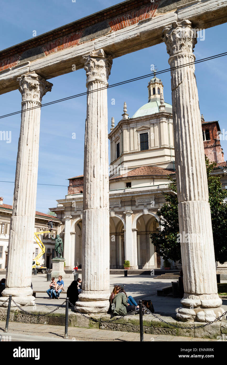 L'église de San Lorenzo à Milan, Italie, encadrée par d'anciennes colonnes romaines. Banque D'Images