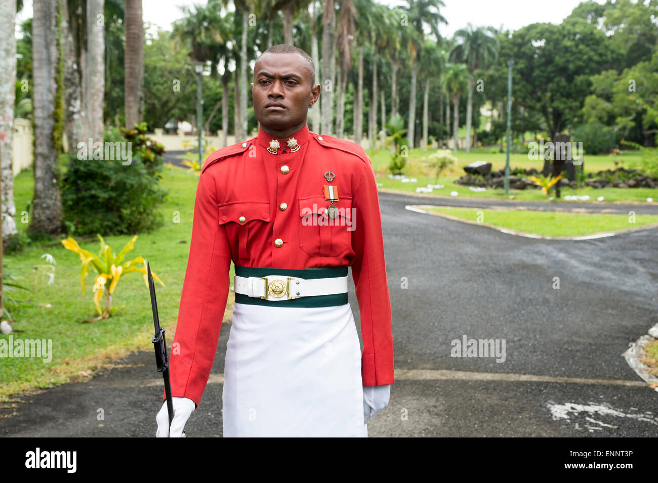 Une garde militaire à l'entrée de la Maison du Gouvernement, la résidence officielle du Président fidjien. 2/5/2015 Banque D'Images