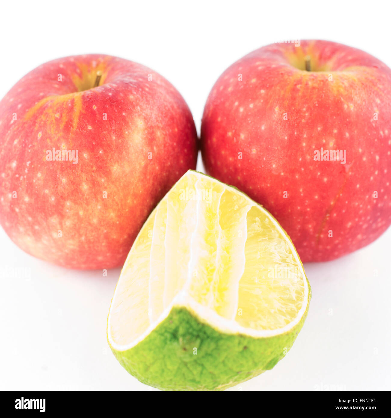 Deux moniteurs Apple et lime isolé sur fond blanc Banque D'Images