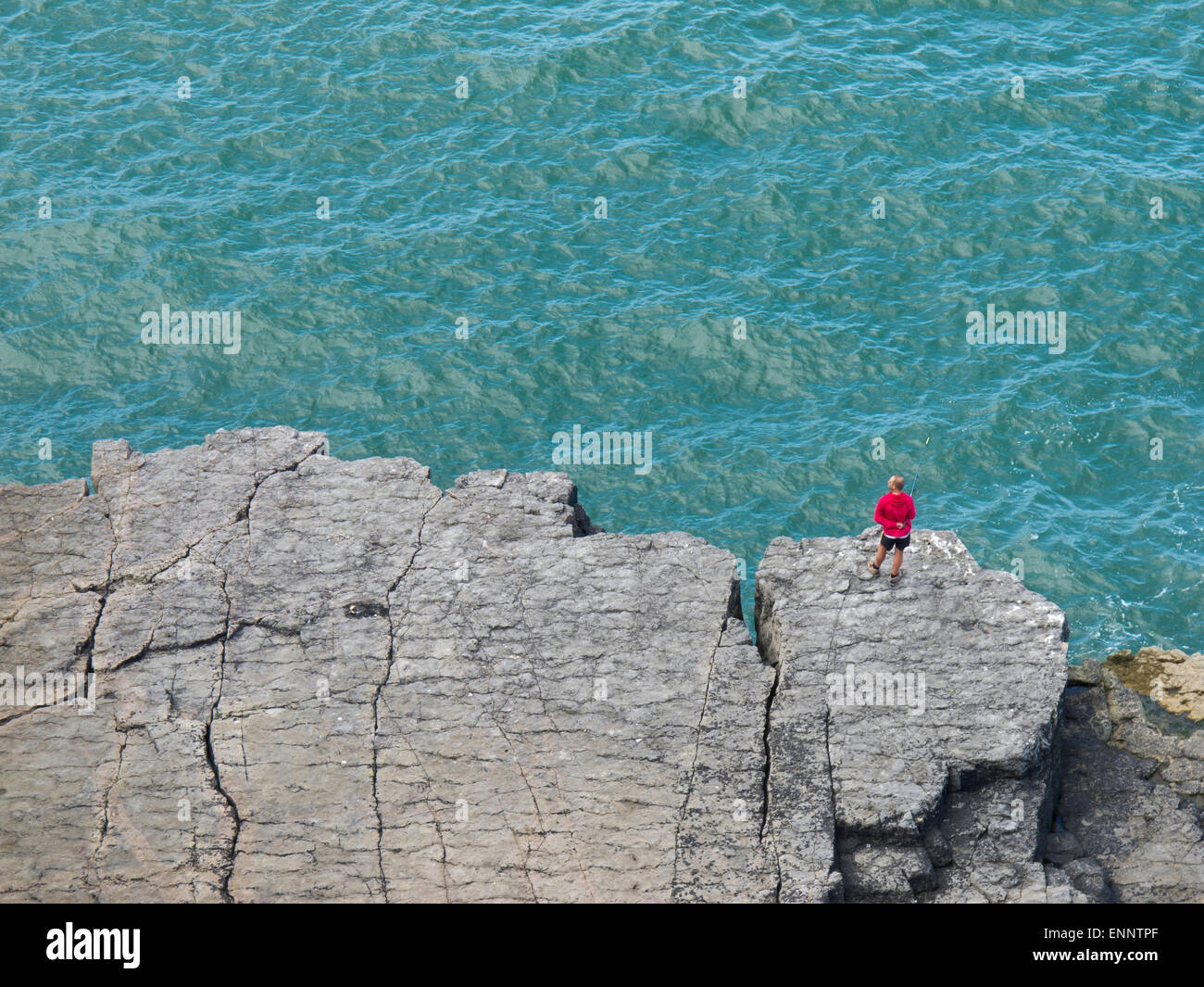 Rod fishing pêcheur de pierres près de Rhossili Bay Point, Cuisine, Gower, au Pays de Galles Banque D'Images