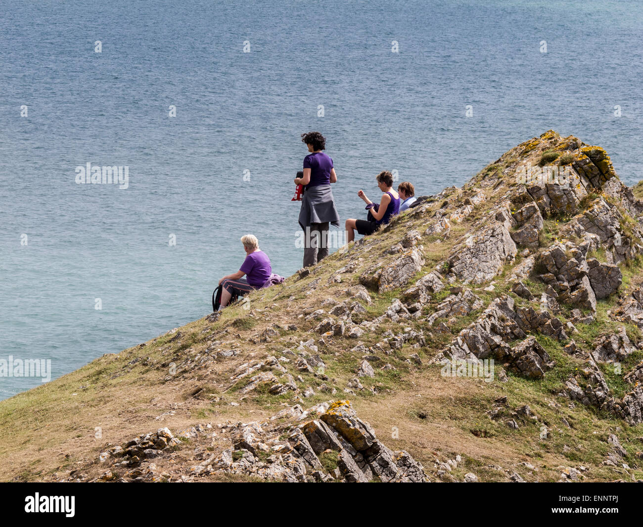 Groupe de femmes les marcheurs se reposant avec vue sur la baie de l'automne sur la péninsule de Gower, au Pays de Galles Banque D'Images