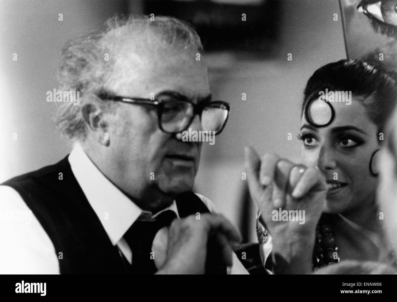 Ginger e Fred, Italien/Frankreich/France 1986, alias : Gingembre und Fred, Regie : Federico Fellini erklärt einigen Statisten sein Banque D'Images