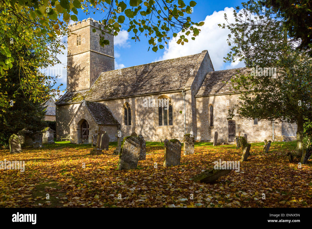 L'église paroissiale de Saint André avec le cimetière dans le village de Cotswold Coln Rogers, Gloucestershire, Angleterre, Banque D'Images