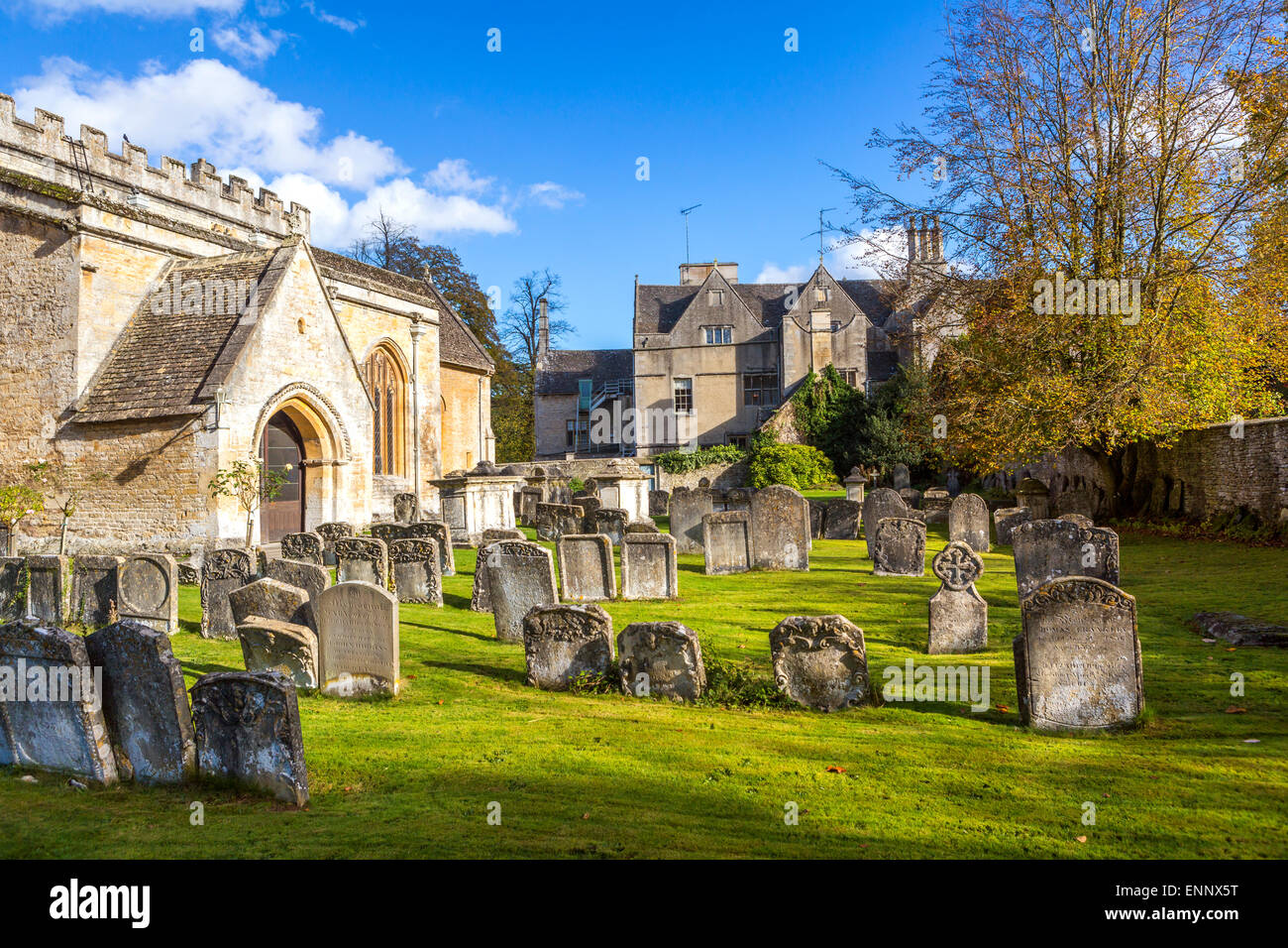 L'église St Mary de cimetière, Bibury, les Cotswolds, Gloucestershire, Angleterre, Royaume-Uni. Banque D'Images