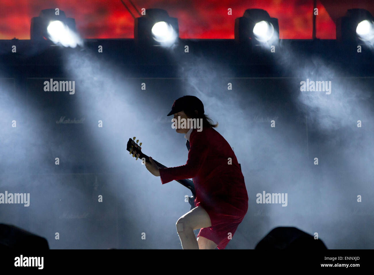Nuremberg, Allemagne. 8 mai, 2015. Guitariste de l'Australian rock AC/DC, Angus Young, sur scène au début de leur tournée allemande à Nuremberg, Allemagne, le 8 mai 2015. Photo : Daniel Karmann/dpa/Alamy Live News Banque D'Images