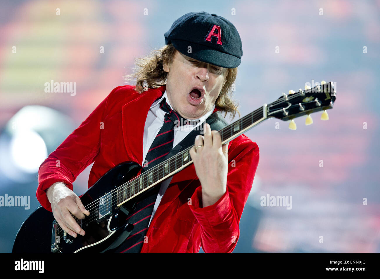 Nuremberg, Allemagne. 8 mai, 2015. Guitariste de l'Australian rock AC/DC, Angus Young, sur scène au début de leur tournée allemande à Nuremberg, Allemagne, le 8 mai 2015. Photo : Daniel Karmann/dpa/Alamy Live News Banque D'Images