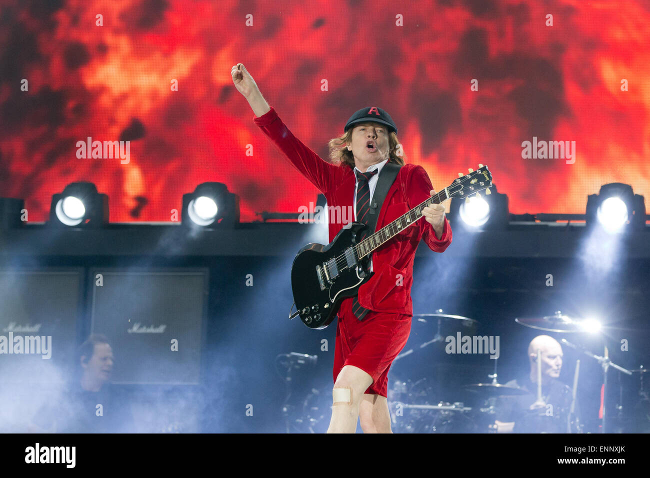Nuremberg, Allemagne. 8 mai, 2015. Guitariste de l'Australian rock AC/DC, Angus Young, sur scène au début de leur tournée allemande à Nuremberg, Allemagne, le 8 mai 2015. Photo : Daniel Karmann/dpa/Alamy Live News Banque D'Images