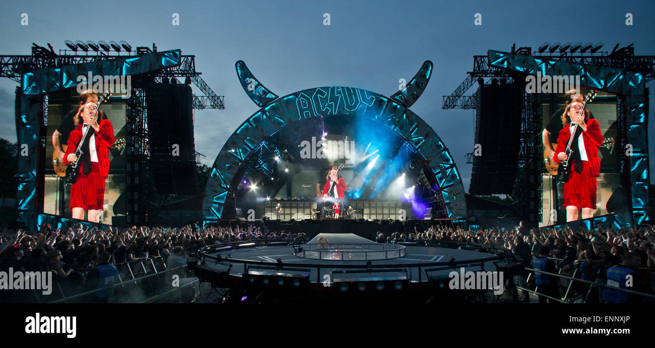 Nuremberg, Allemagne. 8 mai, 2015. Le groupe de rock australien AC/DC sur scène au début de leur tournée allemande à Nuremberg, Allemagne, le 8 mai 2015. Photo : Daniel Karmann/dpa/Alamy Live News Banque D'Images