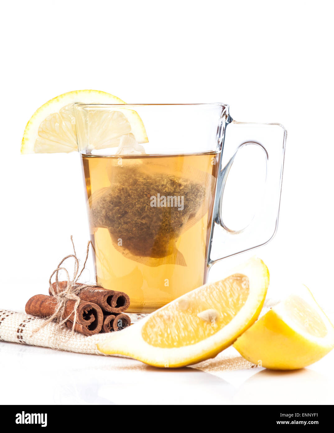 Transparent tasse de thé de cannelle et de citron sur fond blanc. Banque D'Images