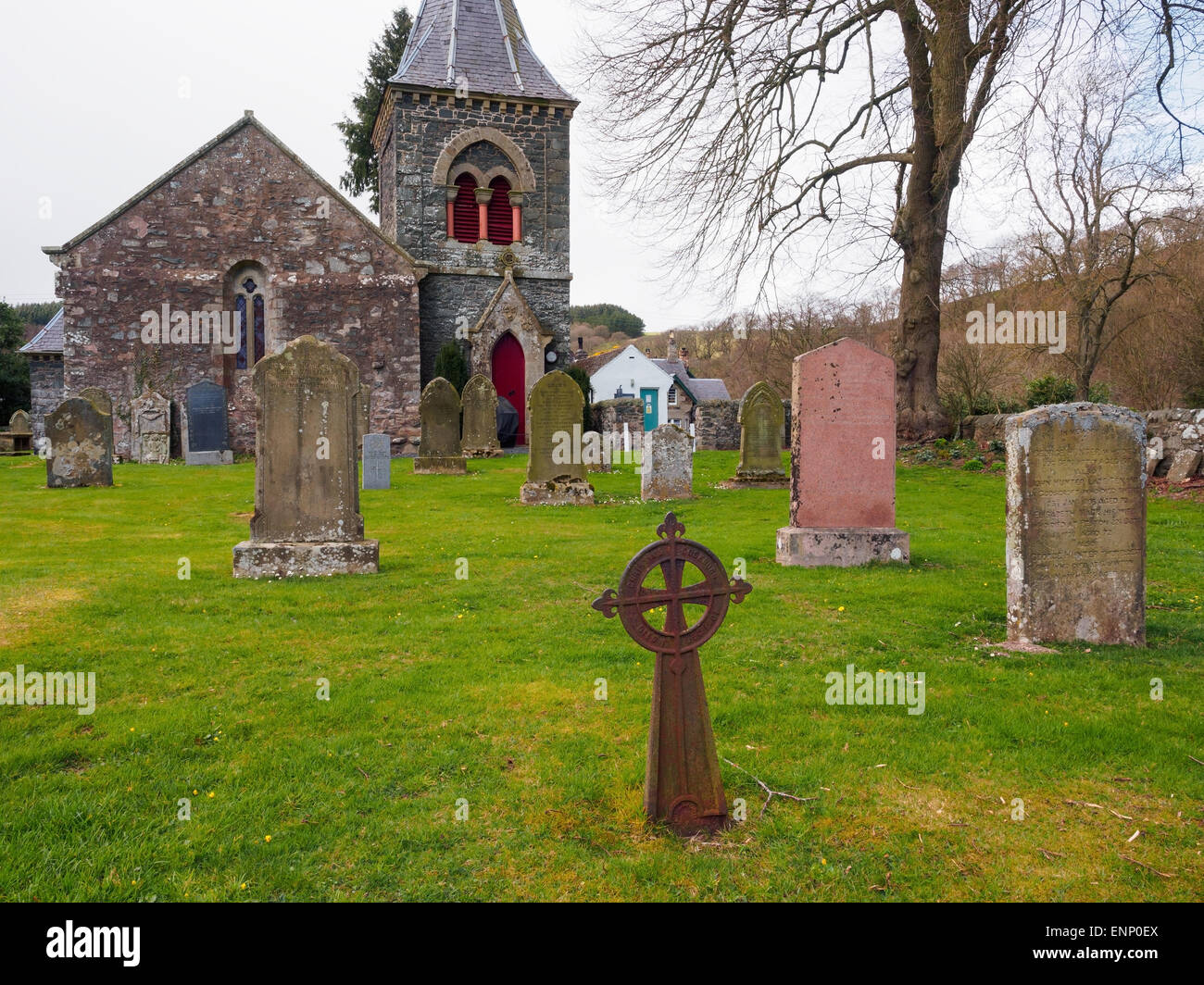 L'église et au cimetière de l'abbaye St Bathans, dans la région des Scottish Borders. Banque D'Images