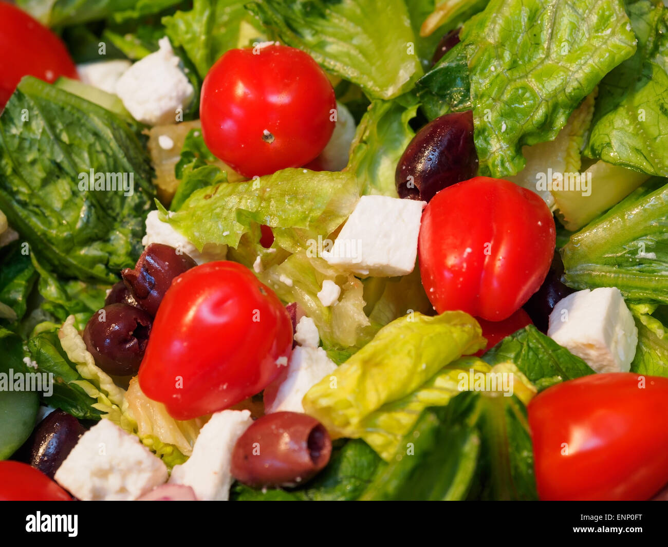 Une salade grecque avec salade, tomates, olives noires et fromage feta. Banque D'Images