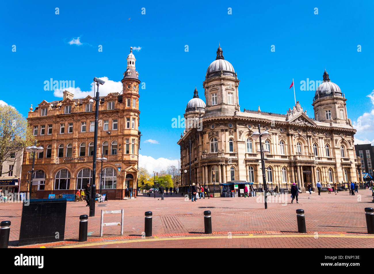 La reine Victoria Square à Kingston Upon Hull East Yorkshire UK Maritime Museum sur la droite Banque D'Images