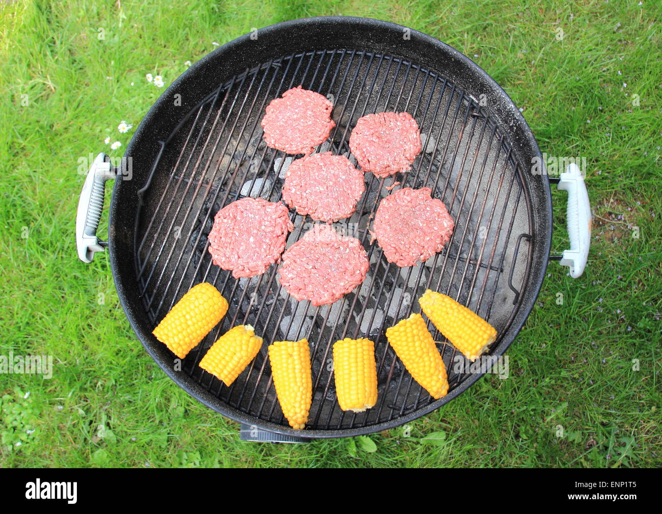 Barbecue grill avec beef burger et corncob Banque D'Images