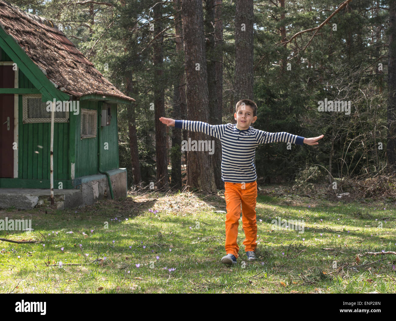 Enfant jouer dans la forêt. Banque D'Images