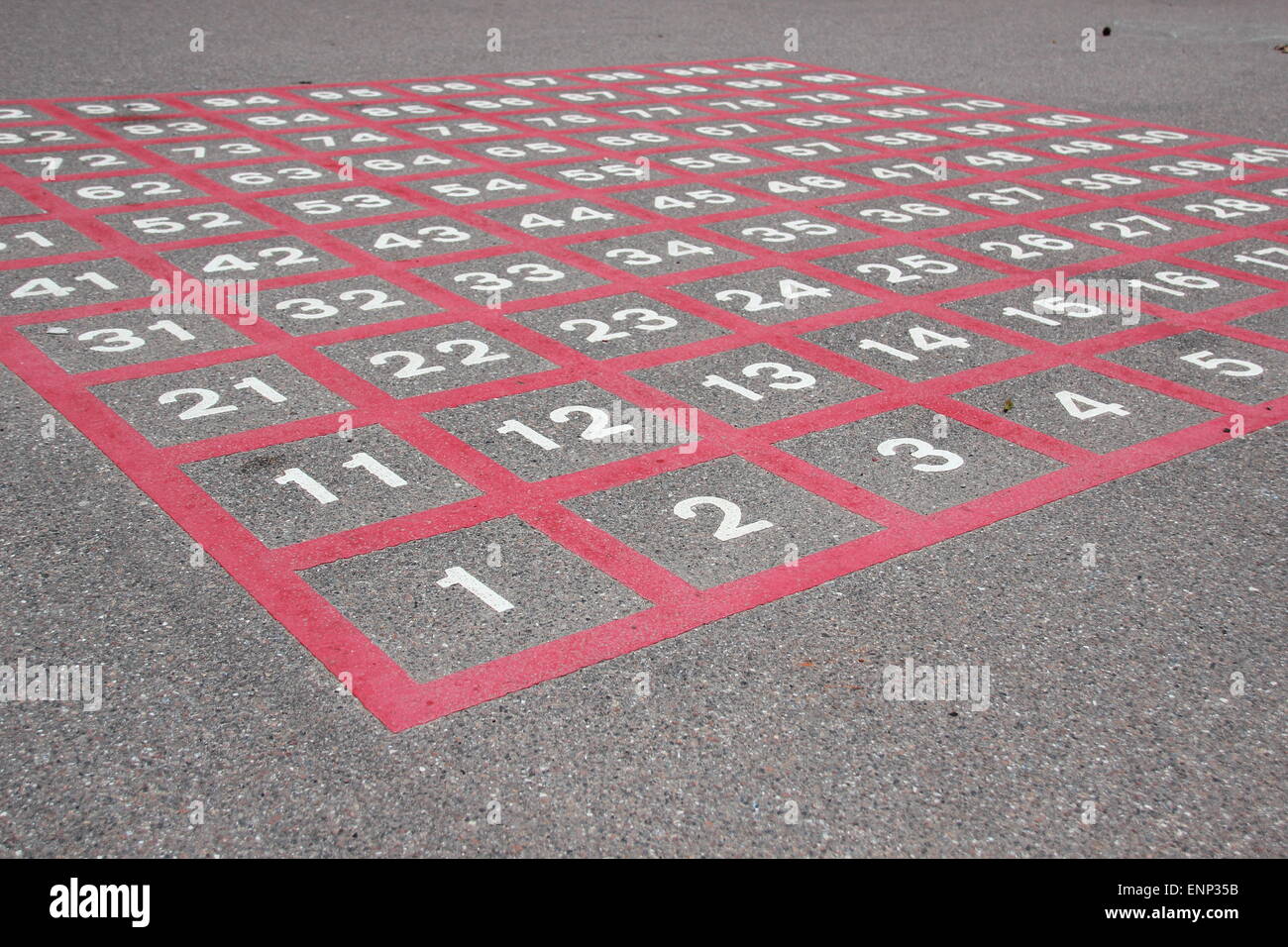 Matrix sur l'asphalte avec chiffres blancs et des lignes rouges Banque D'Images