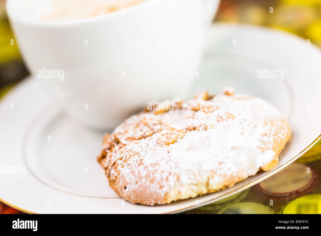 Café chaud avec ccookie au sud de l'Italie sur la table. Banque D'Images