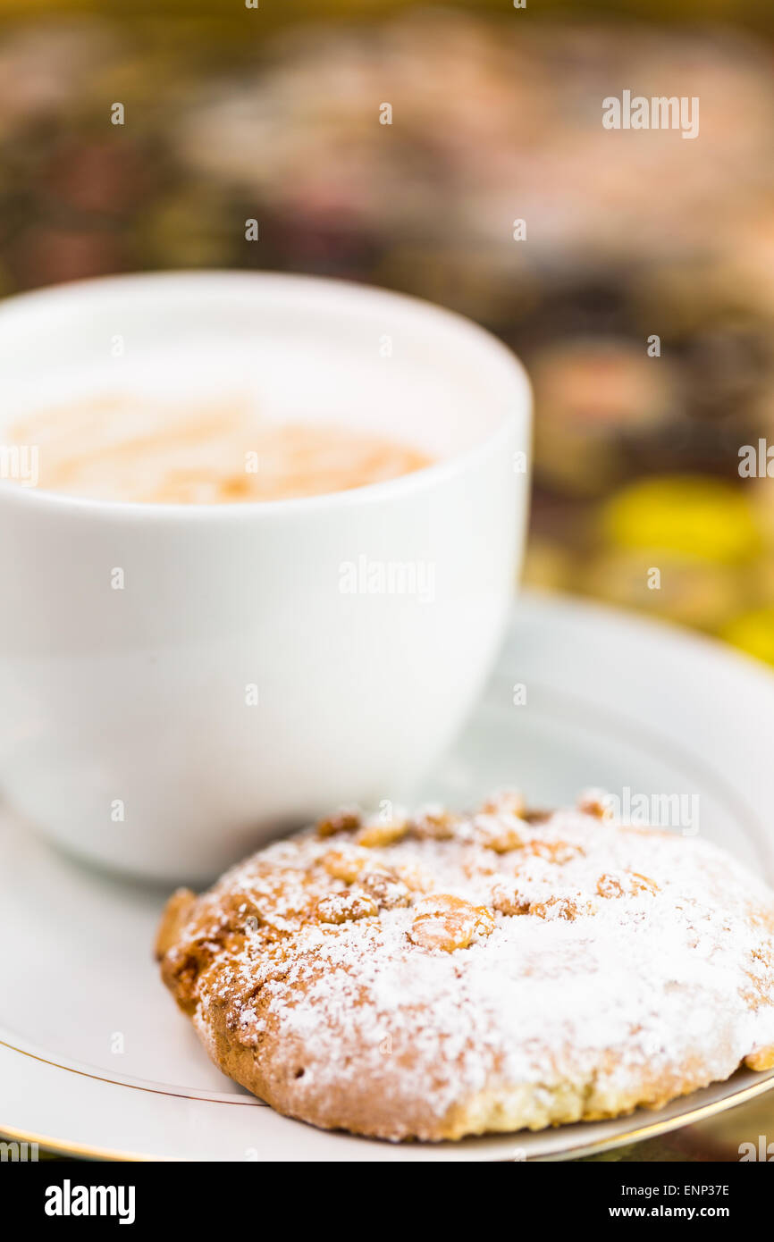 Café chaud avec ccookie au sud de l'Italie sur la table. Banque D'Images