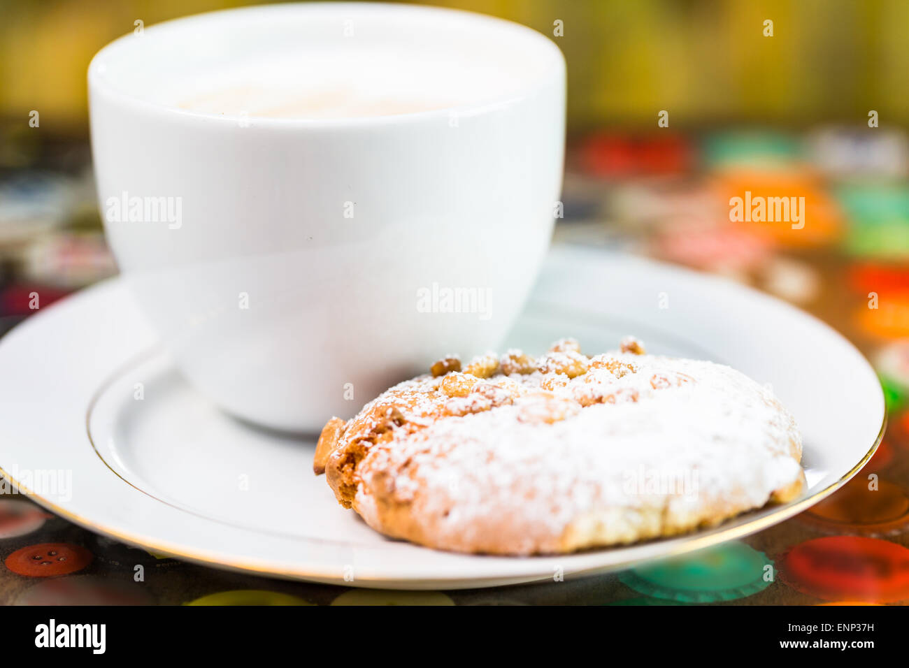 Café chaud avec ccookie au sud de l'Italie sur la table. Banque D'Images