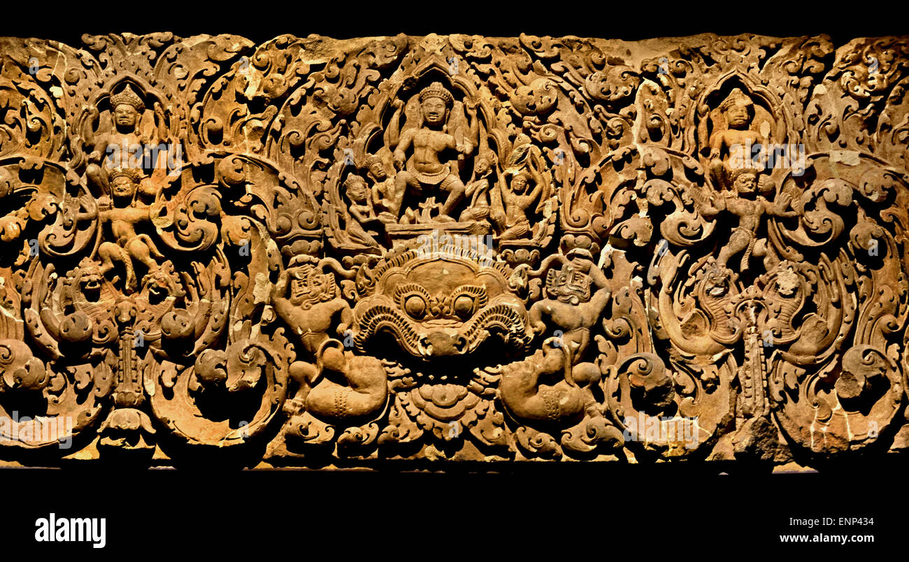Damon Kala ( Masque de monstre dans le centre) linteau ) 11ème siècle de style Khmer Angkor Cambodge Pierre cambodgien Banque D'Images
