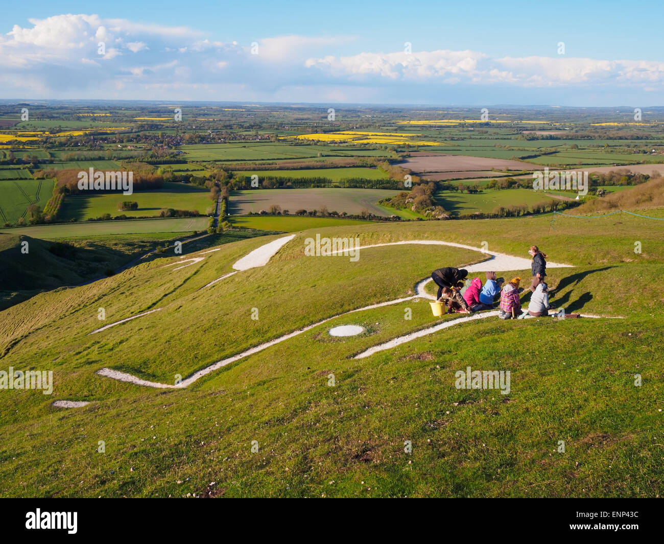 Remplacement de la craie sur le Cheval Blanc Uffington, Oxfordshire Banque D'Images