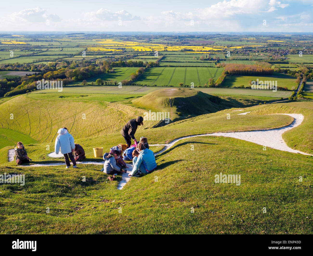 Remplacement de la craie sur le Cheval Blanc Uffington, Oxfordshire Banque D'Images
