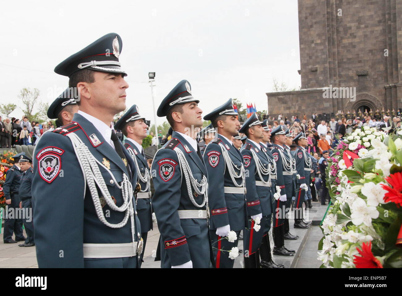 Erevan, Arménie. 9 mai, 2015. Policiers assister à l'événement commémoratif marquant le 70e anniversaire de la victoire dans la Grande guerre patriotique, à Erevan, Arménie, le 9 mai 2015. Credit : Wei Dafang/Xinhua/Alamy Live News Banque D'Images