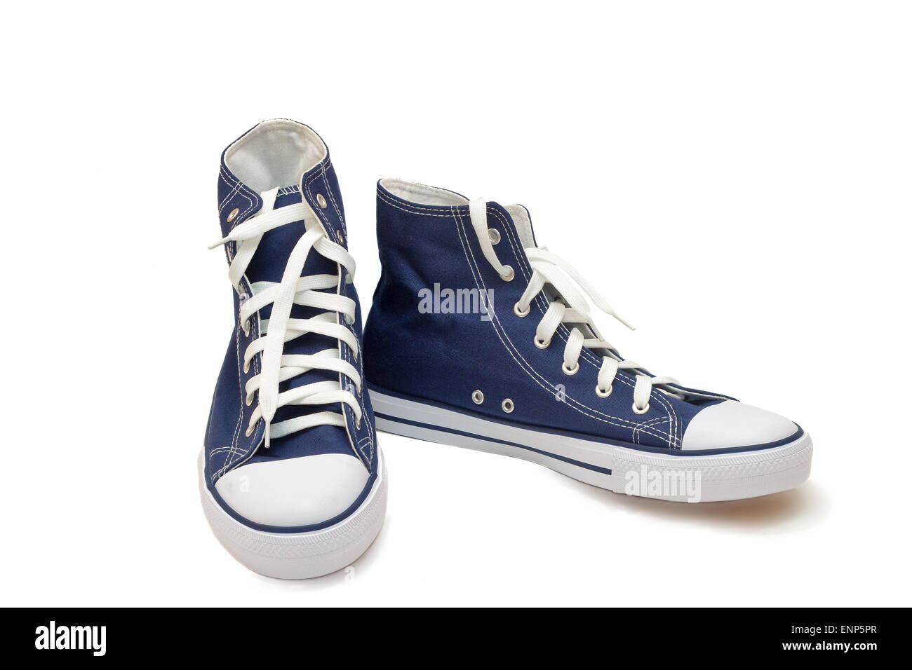 Pratique pour le sport mens sneakers en bleu foncé tissus épais. Présenté sur un fond blanc. Banque D'Images