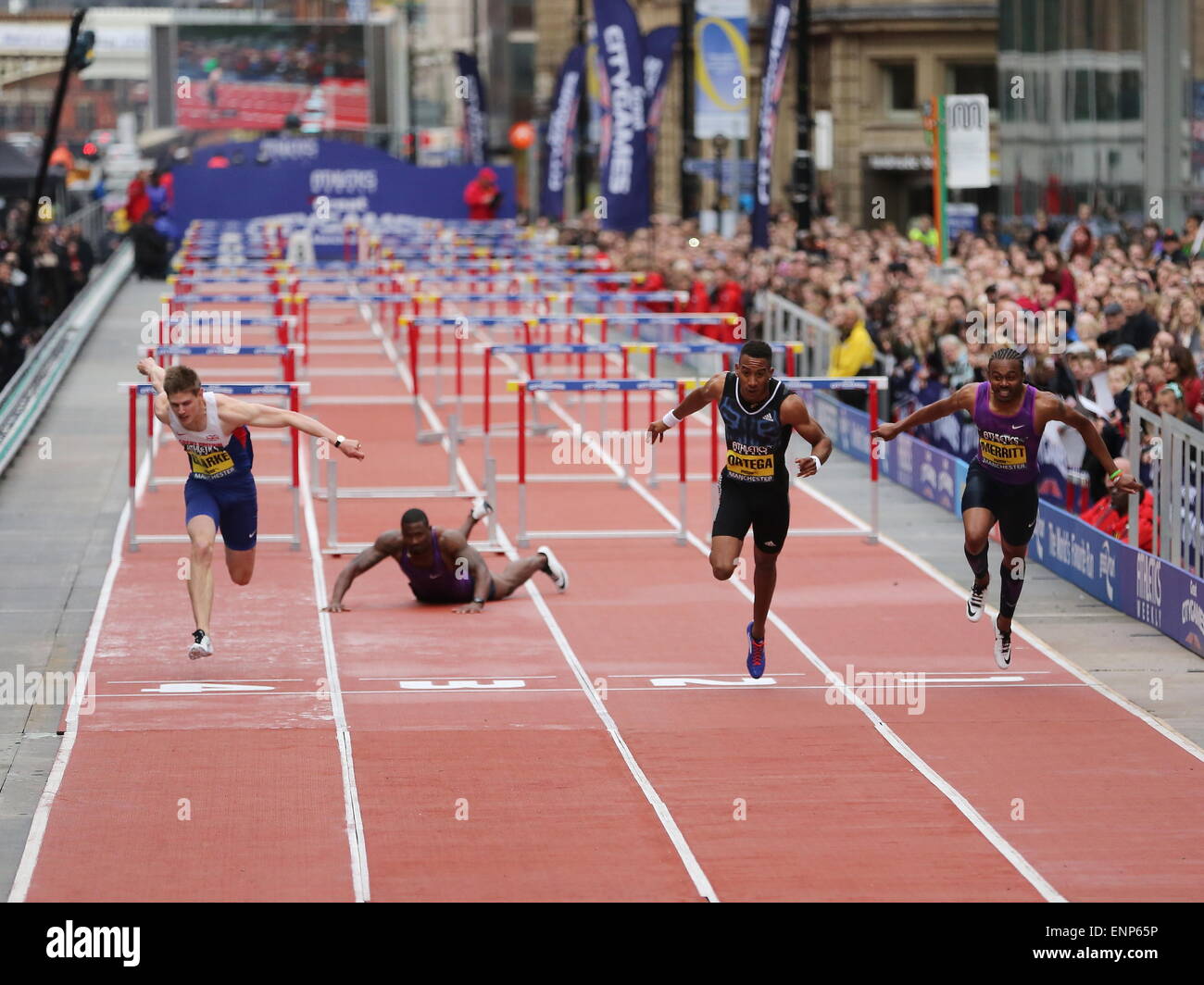 Manchester, Angleterre. 9 mai, 2015. Orlando Ortega de Cuba remporte le 110m haies hommes Le Grand Manchester Jeux et David Oliver montres sur du plancher étant tombé. Aries Merritt et Lawrence Clarke a aussi participé. Photo : Alamy Live News/ Simon Newbury Banque D'Images