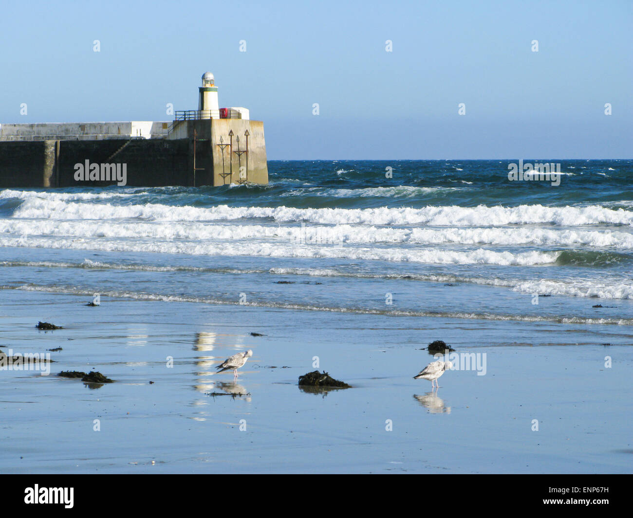 Laxey beach et phare Banque D'Images