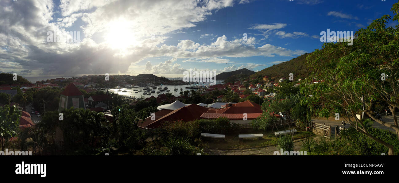 Saint-Barthélemy : vue panoramique sur la ville et le port de Gustavia, avec la végétation et les toits rouges Banque D'Images