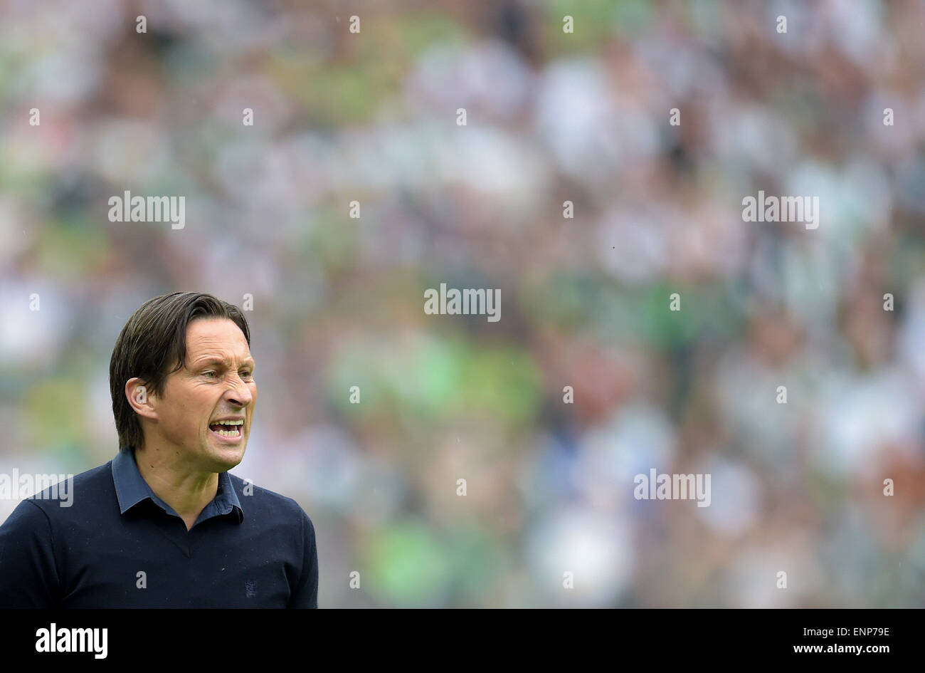 Moenchengladbach, Allemagne. 09 mai, 2015. L'entraîneur de Leverkusen Roger Schmidt indique à ses joueurs au cours de la Bundesliga match de foot entre Borussia Moenchengladbach et Bayer Leverkusen au Borussia-Park Mönchengladbach, Allemagne, en 09 mai 2015. PHOTO : FEDERICO GAMBARINI/dpa (EMBARGO SUR LES CONDITIONS - ATTENTION - En raison de la lignes directrices d'accréditation, le LDF n'autorise la publication et l'utilisation de jusqu'à 15 photos par correspondance sur internet et dans les médias en ligne pendant le match) Credit : dpa/Alamy Live News Banque D'Images