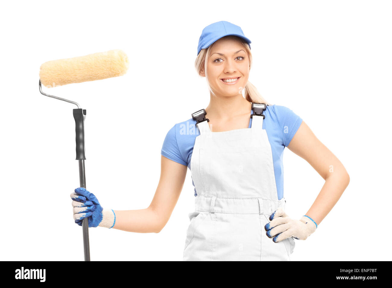 Femme peintre dans un uniforme blanc posant avec un rouleau à peindre isolé sur fond blanc Photo