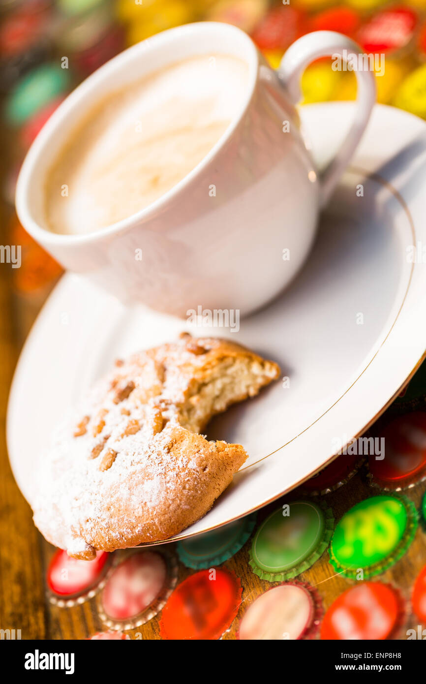 Café chaud avec ccookie au sud de l'Italie sur la table. Banque D'Images